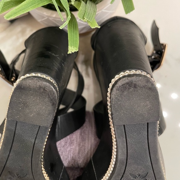 BCBGeneration Jae Black Platform Strappy Wedge Gold Buckle & Chain Detail - Picture 6 of 12